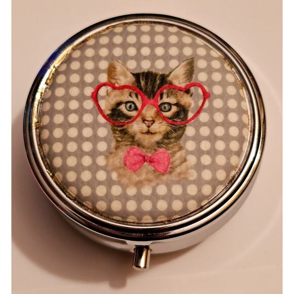 Kitty Kitten Wearing Pink Glasses Bow Tie Pill Box Hancock Fabrics Vintage - Picture 1 of 6